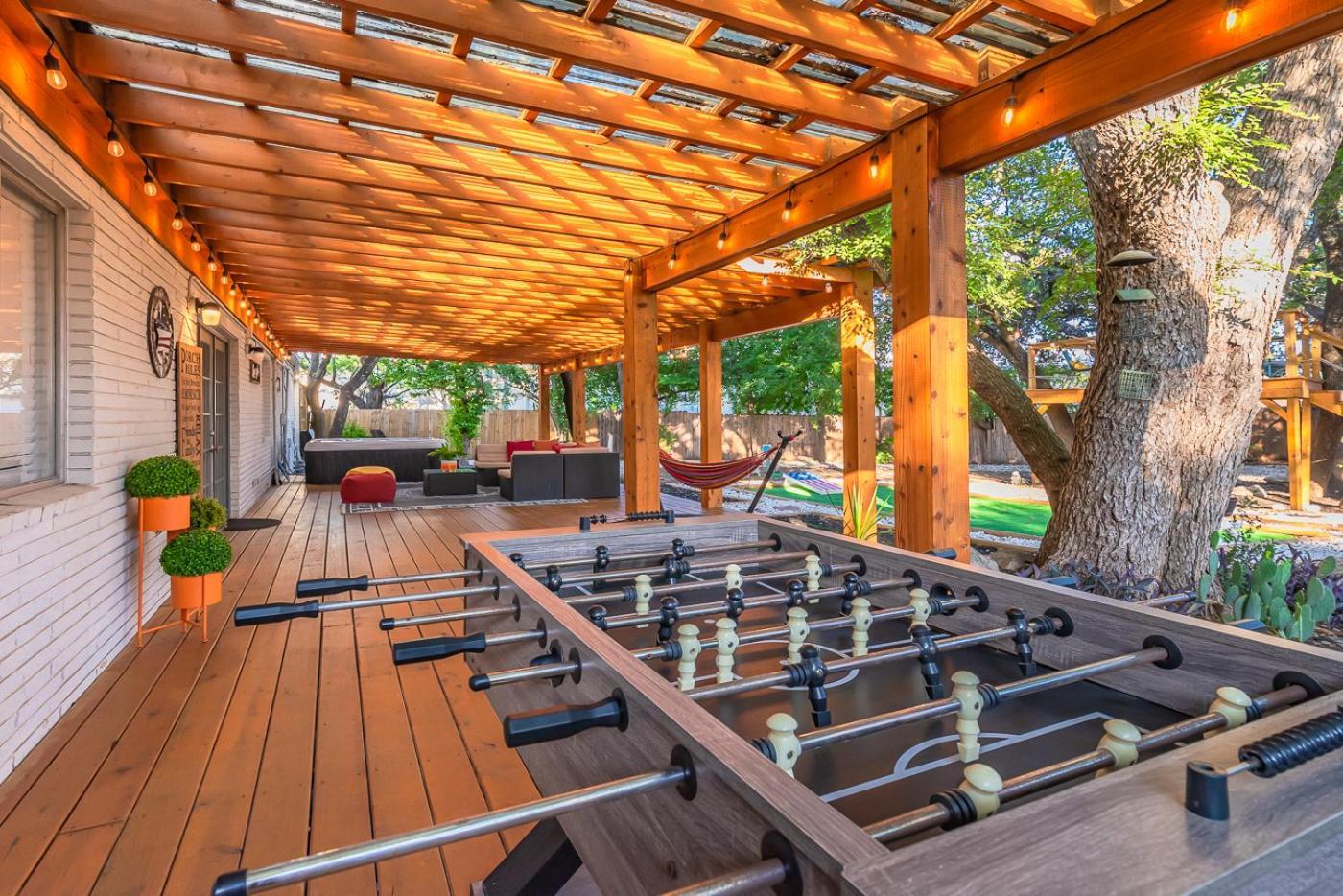 Luxurious Home With Hot Tub & Tree Deck By 6Flags San Antonio Exterior photo