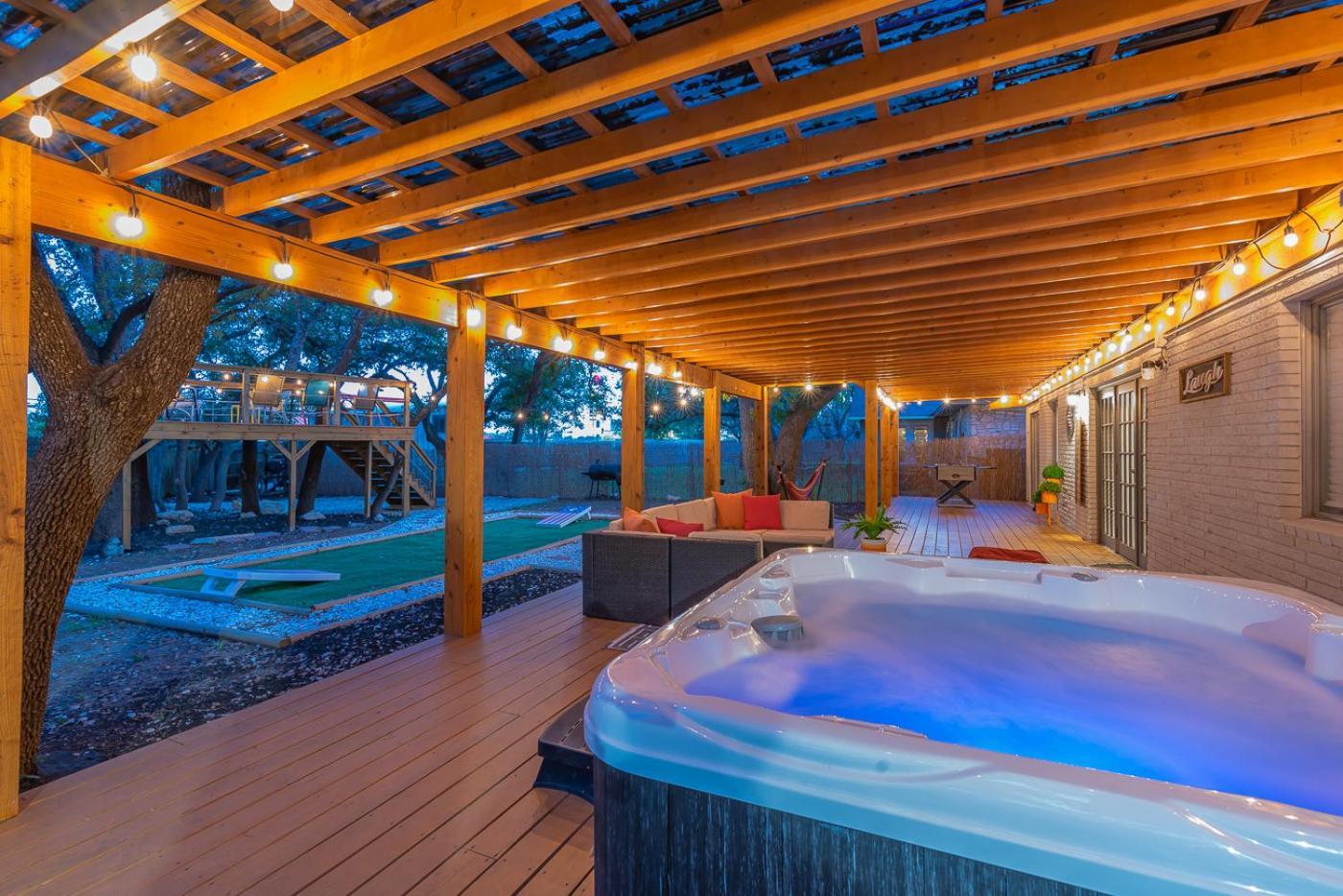 Luxurious Home With Hot Tub & Tree Deck By 6Flags San Antonio Exterior photo