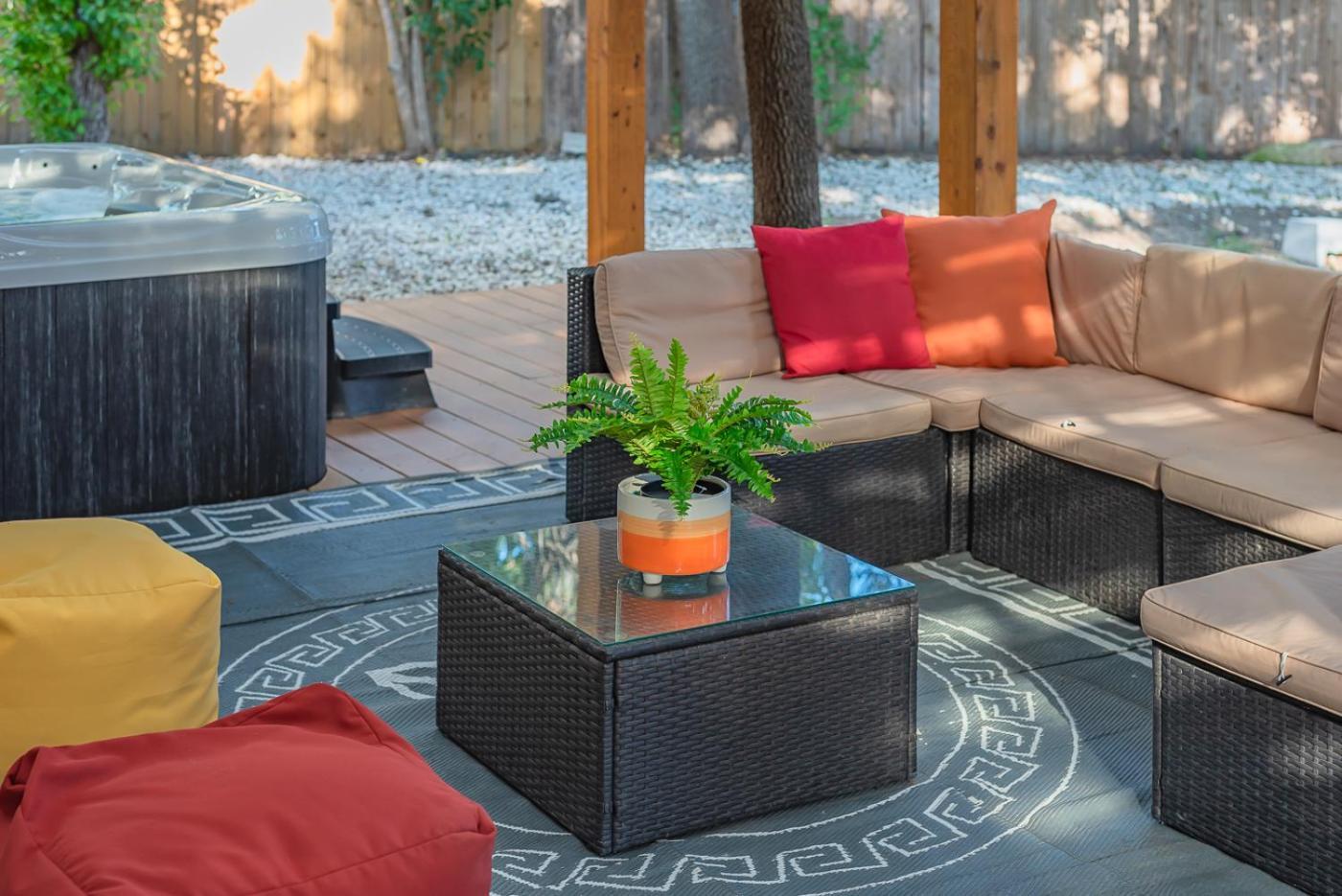 Luxurious Home With Hot Tub & Tree Deck By 6Flags San Antonio Exterior photo